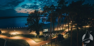 Letnie kino pod gwiazdami na Dni Sławy 2025. SCKiW zaprasza na filmową noc nad Jeziorem Sławskim 