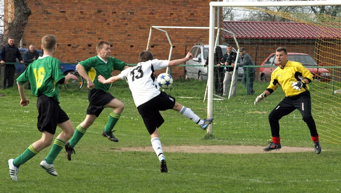 Dąb powiększył przewagę, remis Korony, walkower dla Avii