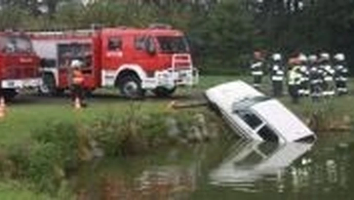 Stracił panowanie nad kierownicą i wjechał do stawu