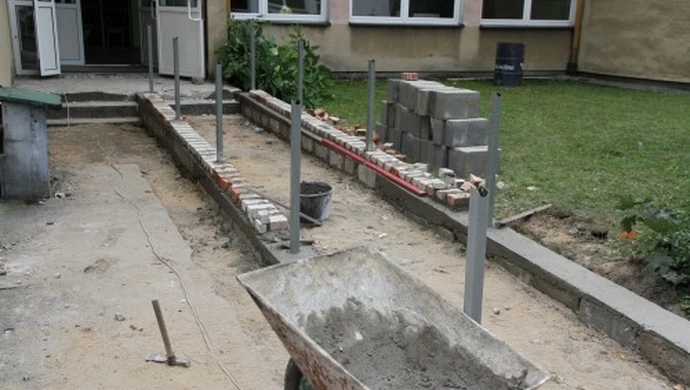 Ułatwienia dla niepełnosprawnych ruchowo w sławskim gimnazjum