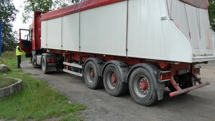 Kierowca ciągnika siodłowego na podwójnej ciągłej