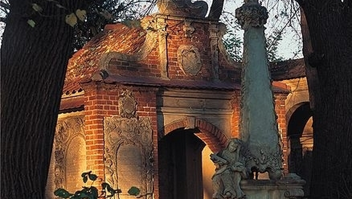 Tutaj pachnie historią, czyli spacer po Staromiejskim Cmentarzu Ewangelickim