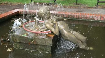 Krótki żywot repliki figury flecisty/fletnisty