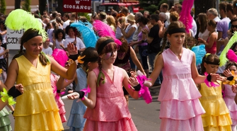 Lato bez granic. Korowód ulicami miasta i występy młodzieży z SCKiW