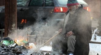 Policjanci pomagają bezdomnym
