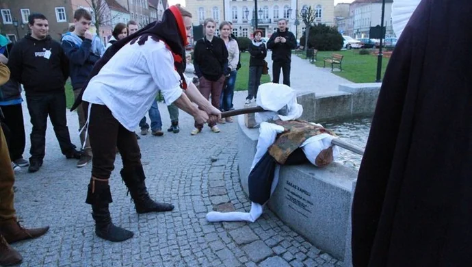 Mordercy odcięto na wschowskim rynku rękę, potem... głowę