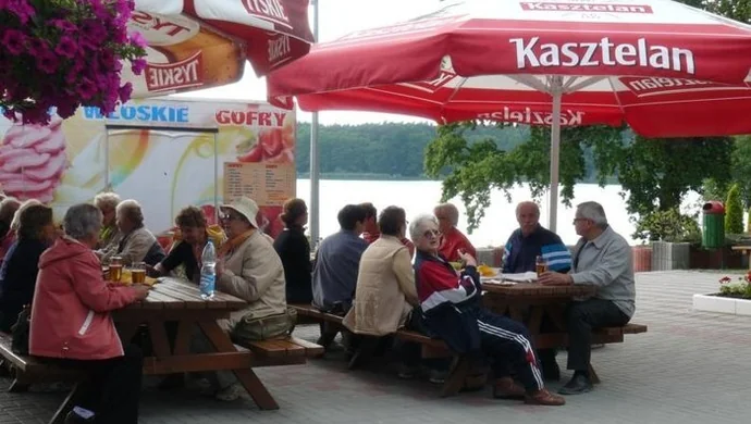 Słuchacze UTW na lgińskiej plaży żegnali rok akademicki