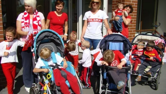 Dzieci z przedszkola SOSW kibicują drużynie narodowej