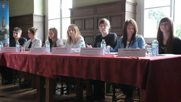 Młodzież debatuje na temat gospodarki odpadami