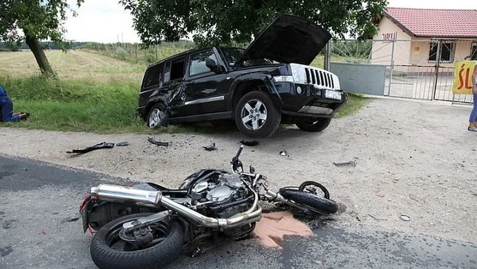 Motocyklista zderzył się z samochodem terenowym