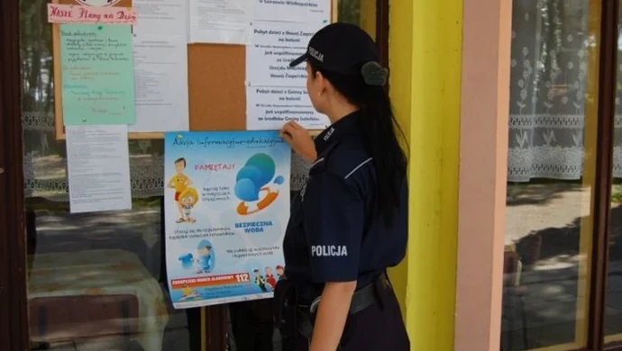 Policjanci sprawdzają kolonie i obozy