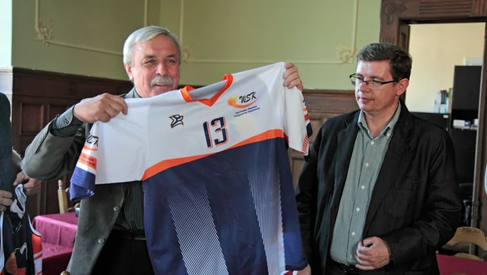 Burmistrz wręczył nowe stroje WSTK