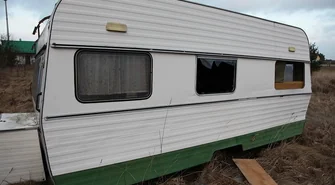 Nieletni włamali się do przyczepy kempingowej