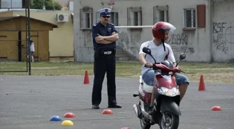 Zdawali na kartę motorowerową