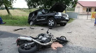 Motocyklista zderzył się z samochodem terenowym