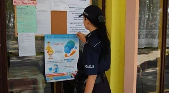 Policjanci sprawdzają kolonie i obozy