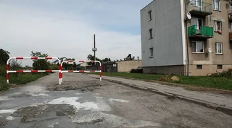 Nie chcą barierek tylko nową drogę