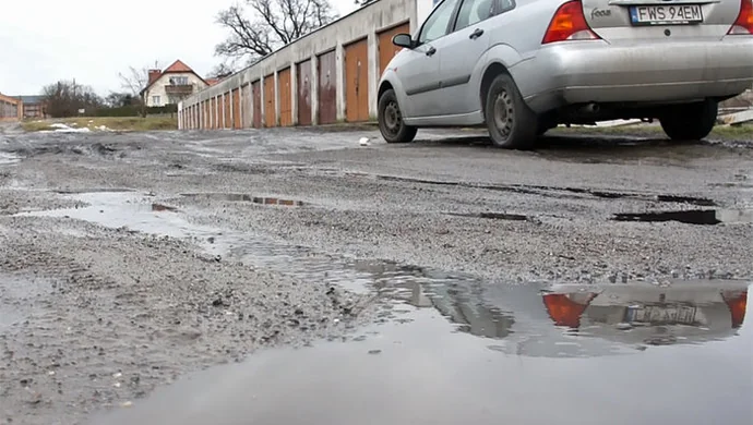 Wyjazd z garażu przez wodę i błoto