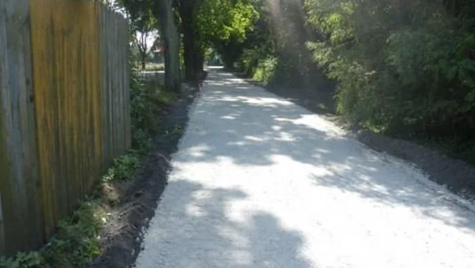 Wyremontowali drogę, budują oświetlenie drogowe