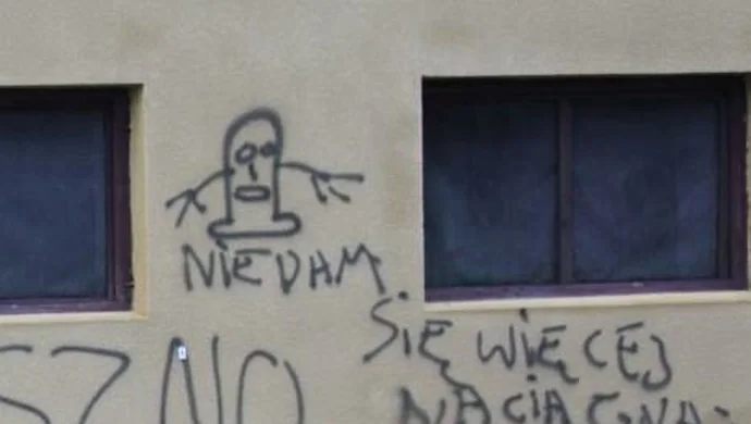 Zniszczyli świeżo odmalowaną elewację w Przyczynie Górnej