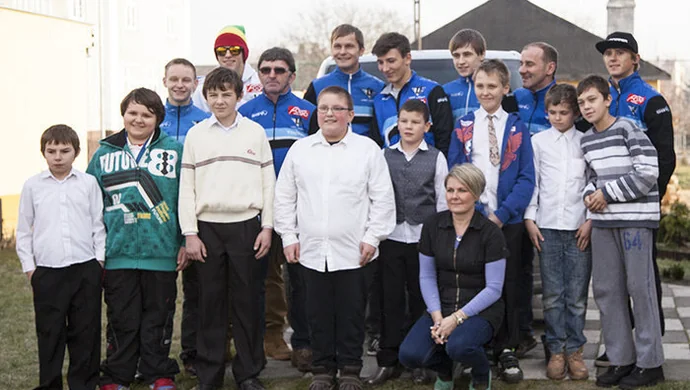Żużlowcy i kibice Unii pomalowali Dom Dziecka we Wschowie