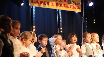 Przedszkolaki wystąpiły dla babci i dziadków