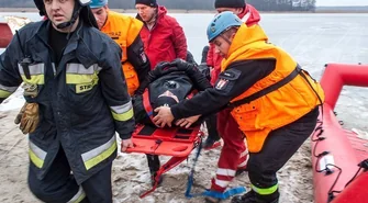 5 osób wpadło do przerębli na jeziorze sławskim