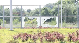 Uszkodzono ekrany ochronne na rondzie sławskim