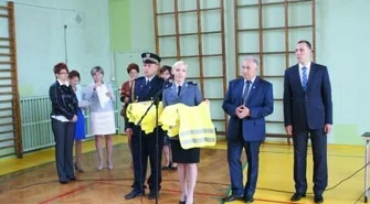 Pierwszoklasiści otrzymali odblaskowe kamizelki