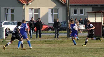 Orzeł zwycięża po strzałach głową