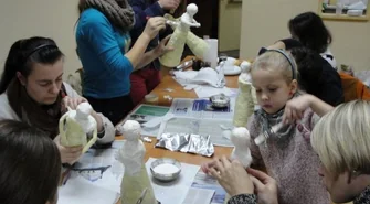 Przygotowują świąteczne ozdoby