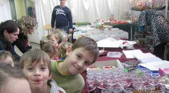 Uczniowie z SP w Lginiu w wytwórni bombek