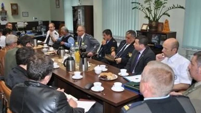 Funkcjonariusze policji zapraszają mieszkańców na debatę społeczną