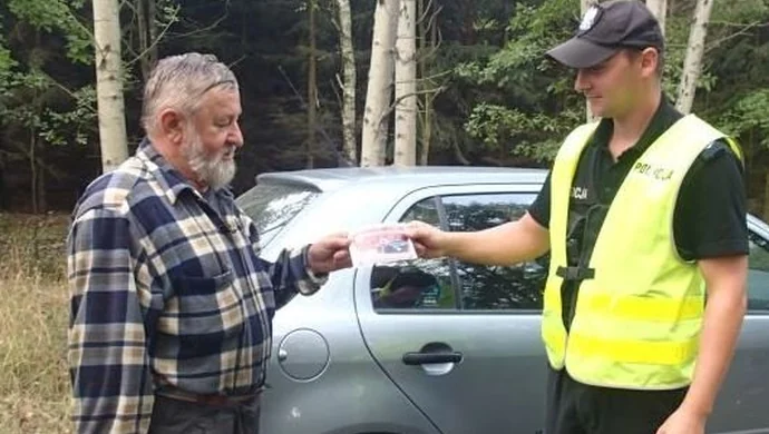 Policjanci doradzają grzybiarzom