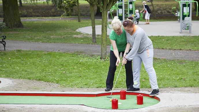 RODZINNY TURNIEJ W MINIGOLFA