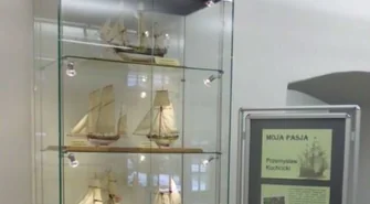 W bibliotece wystawa modeli żaglowców