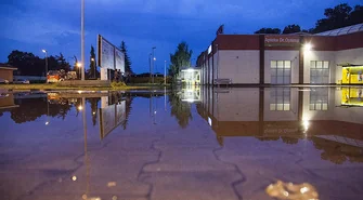 Podtopiony fragment parku i woda wokół marketu