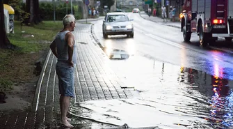 Skutki opadów deszczu: ulica Obrońców Warszawy