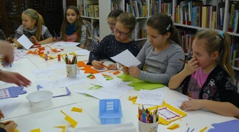 Wnuczek zgaduje, czym babcia lub dziadek go częstuje