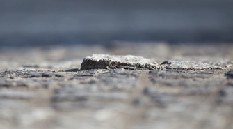 Wystające kostki brukowe na przejściu dla pieszych