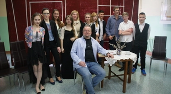 Kandydatki na żonę w gimnazjalnym przedstawieniu