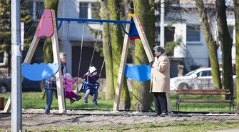 Nowy plac zabaw w parku nad stawami