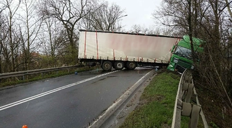 Tir uderzył w barierki na wiadukcie