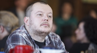 Felieton: Wstajemy na raz, śpiewamy na dwa