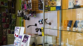 Włamali się do sklepu z telefonami