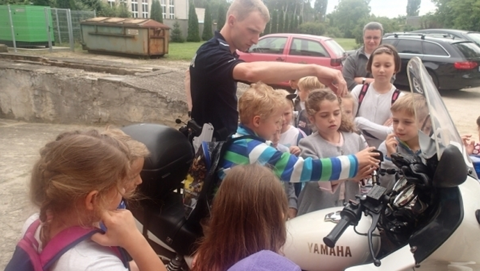 Absolwenci przedszkola z wizytą na komendzie