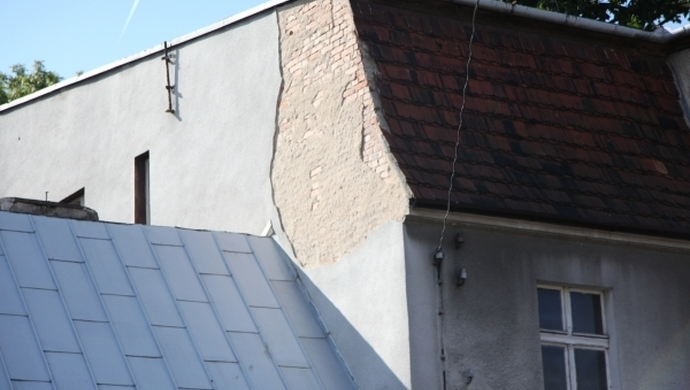 Uwaga. Tynk się sypie