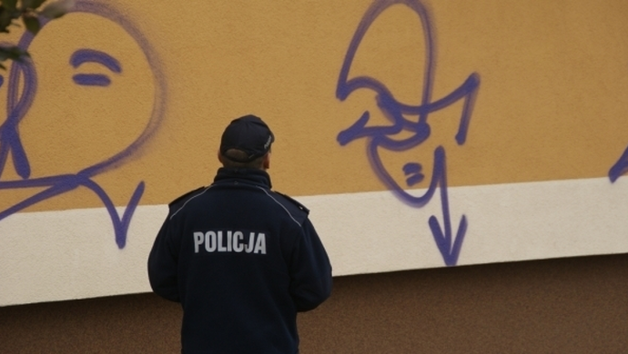 Odwołano koncert, więc pomalował sprayem elewacje w Sławie