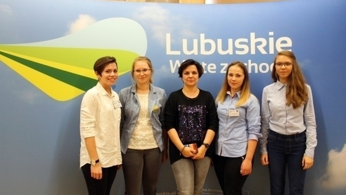 Uczennice I ZS wcieliły się w role dziennikarek oraz radnych