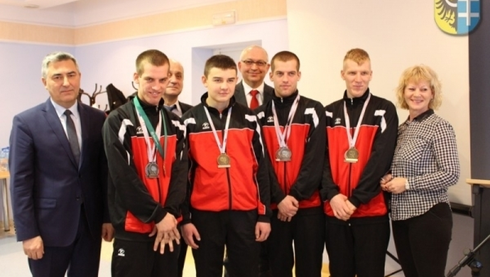 Sportowcy SOSW we Wschowie na sesji Rady Powiatu Wschowskiego